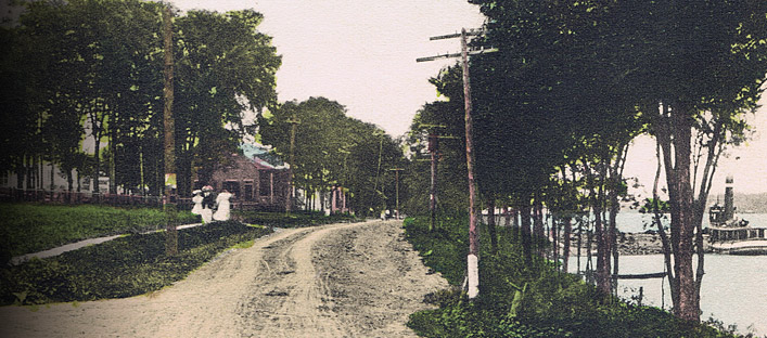 Waterfront road (today chemin des Patriotes). We can see a dirt road along the river.