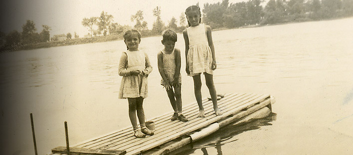 Photo of the three Borduas children on the riverside dock. From left to right : Renée, Paul et Janine.