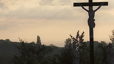 Scene from the video showing a cross in a rural environment, in Lorraine.