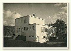 Northwest corner of Paul-Émile Borduas' house in Saint-Hilaire. Exterior view of the cubic shaped house, in the summertime.