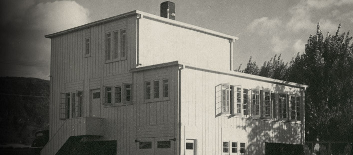 Northwest corner of Paul-Émile Borduas' house. Exterior view of the white cubic looking house, in the summertime.