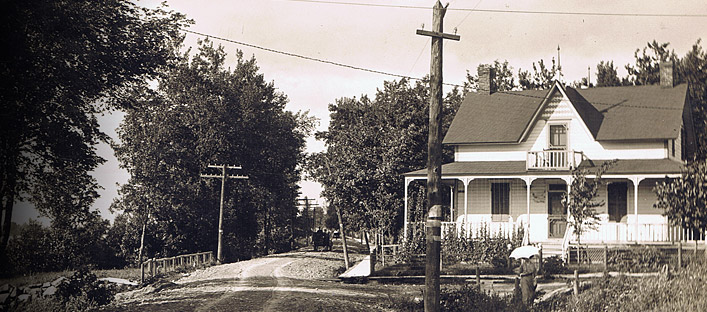 Historic photo of the Couture guest house, near a rural dirt road, in St-Hilaire.
