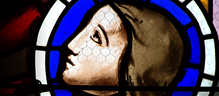 Stained glass from the church of Rambucourt (detail). Close-up of the profile of a child's face looking up.